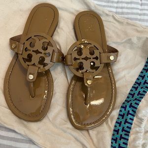 Tory burch cream/tan leather flip flop size 5